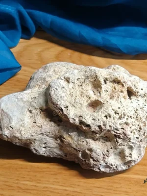 Natural ocean stone for shadow work and altar ritual - Alkimya Arkana.
